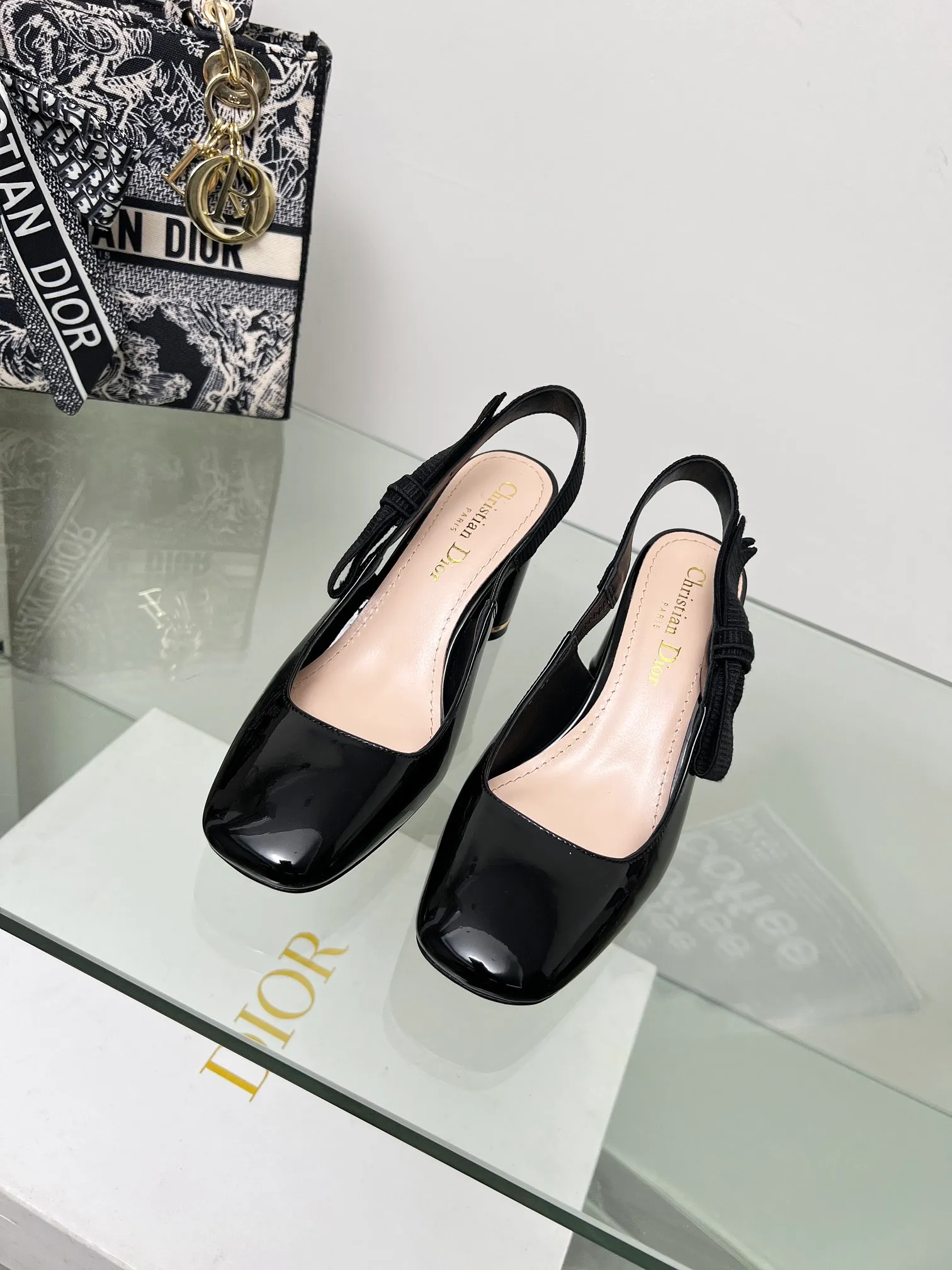 👟👟Ex-factory price 560👟👟 Dior 2024 spring and summer haute couture series new ballet iconic electric embroidered cannage pattern low-heeled ballerina shoes CD letter logo pearl buckle thick heel bow sandals Material: imported metal sheepskin/environmentally friendly cannage pattern tweed Lining: water-dyed sheepskin lining Outsole: Italian leather outsole Heel height: 3.5CM, 8CM Code number: 34-43 (34.40.41.42.43 customized, non-refundable and non-exchangeable)